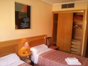 Отель Hostal Juan XXIII  Сан-Себастиан-Де-Лос-Рейес